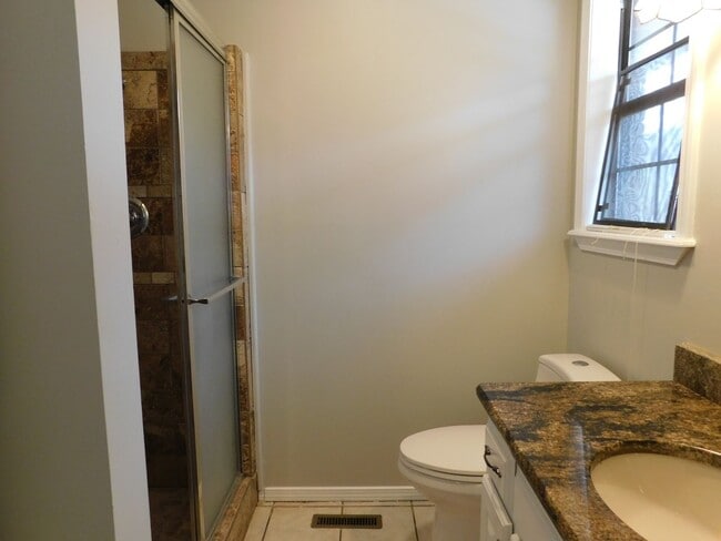 Building Photo - Spacious 2 Bed 2 Bathroom Duplex