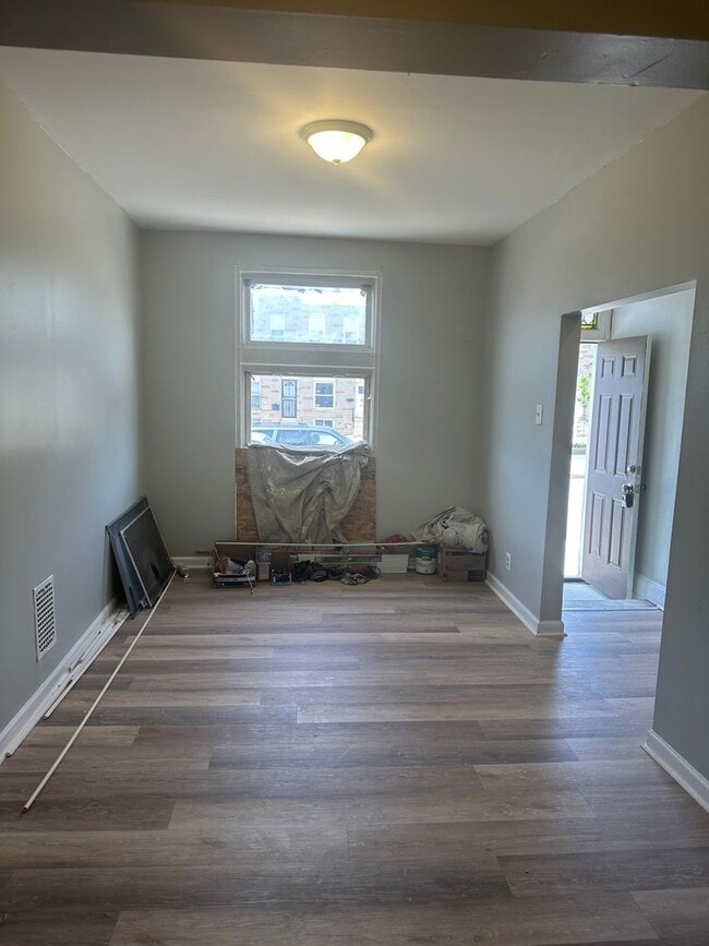 Building Photo - Newly Renovated! Spacious Rooms! W/D! Avai...