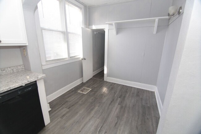 Building Photo - Charm, Convenience, and Pet-Friendly Livin...