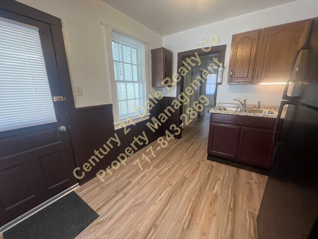 Foto del edificio - Beautifully redone 3 BR, 1 Bath Townhouse in York Suburban Schools