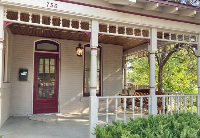 Foto del edificio - 2 Bed/2 Bath Historic Home with Storage, Porch & Deck, Pet Friendly