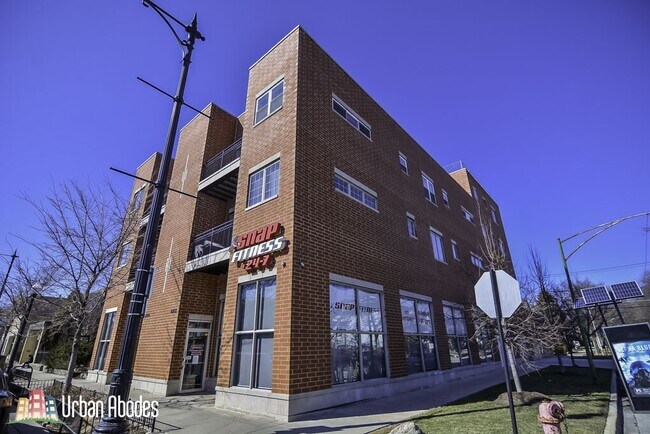 Building Photo - 4006 N Kilbourn Ave
