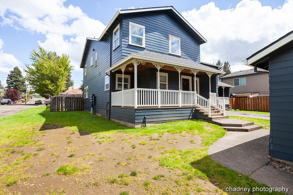Exterior - 483 SW Lakeshore Dr