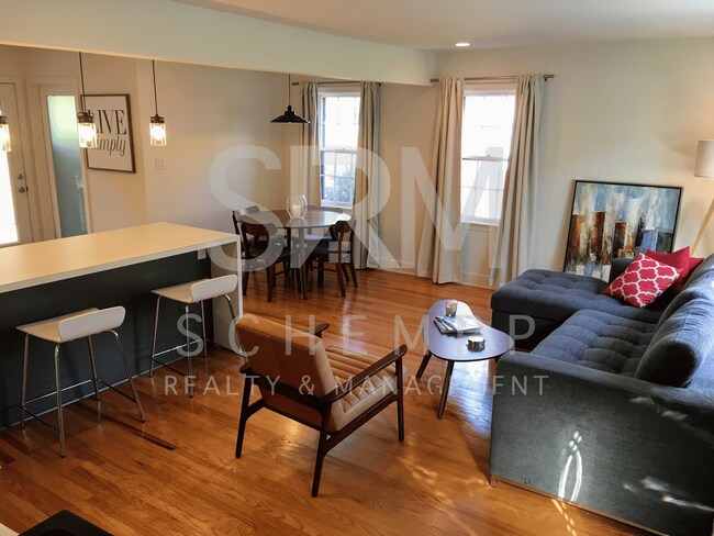 Building Photo - Updated 4BR with two living spaces in Hikes Point **Available Now**