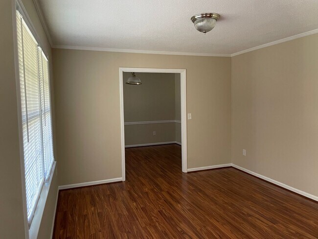 Foto del edificio - Beautiful 3 bed, 2 bath brick home located...