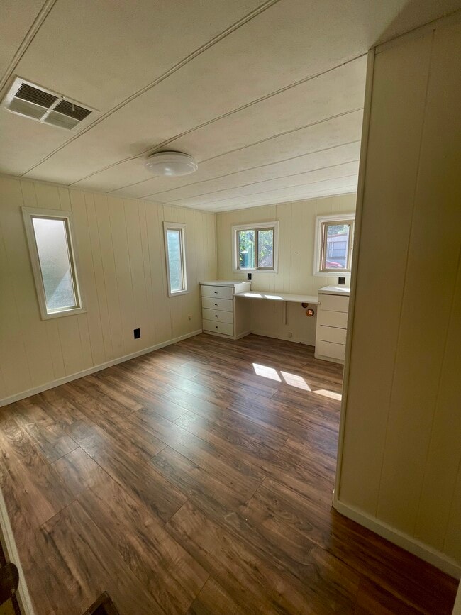 Building Photo - 1120 N Justice Dr