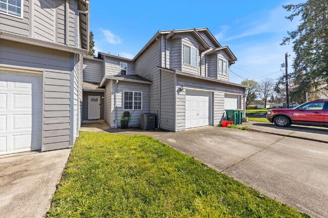 Foto del edificio - Spacious Townhome 3 Bedrooms plus office!