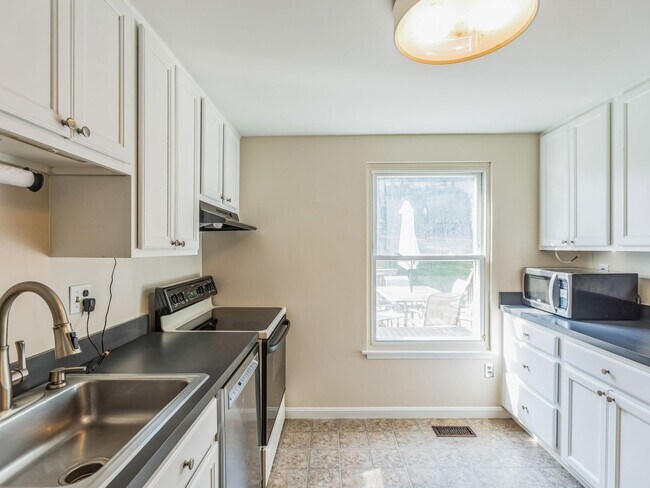 Building Photo - 4 Bedroom / 2 Bathroom Single Family Home ...
