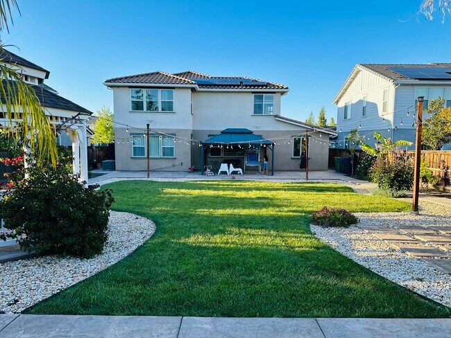 Foto del edificio - 486 Glenbrook Dr