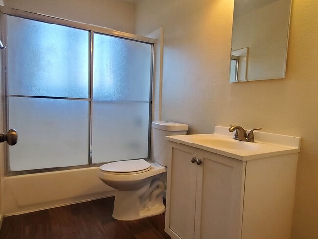 Building Photo - Spacious Top Floor Apartment, garage +2C, Wood Floors, Fresh Paint!