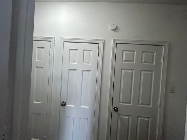 Building Photo - 3253 Jasper st 2Br apt $ 1195