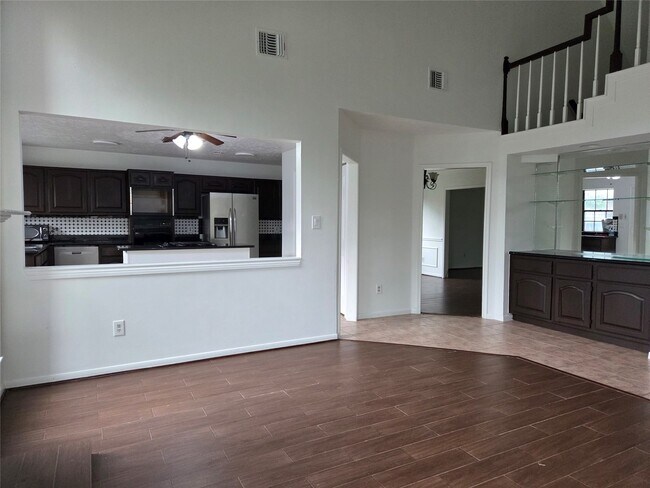 Building Photo - 2827 Lake Colony Dr