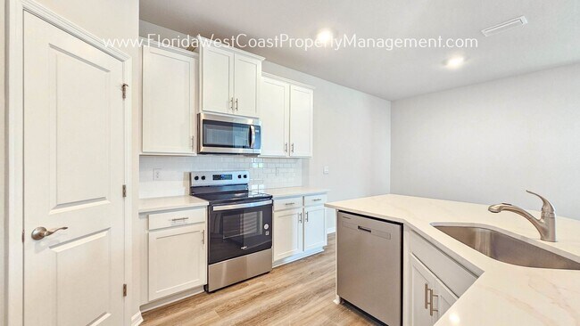 Foto del edificio - BRAND NEW! OUTSTANDING 3 BED/2 BATH VILLA ...
