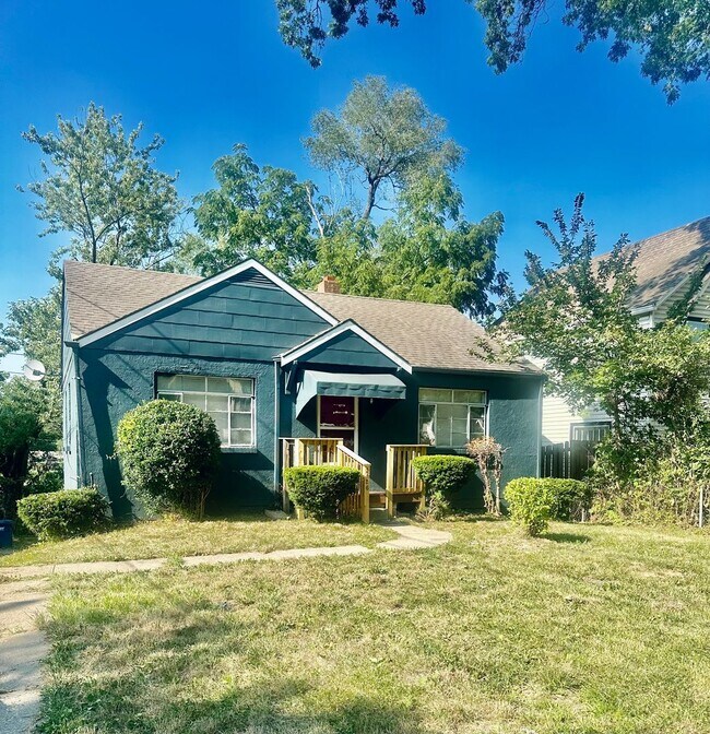 Building Photo - South KC 2-Bedroom Home For Rent *** 1/2 O...