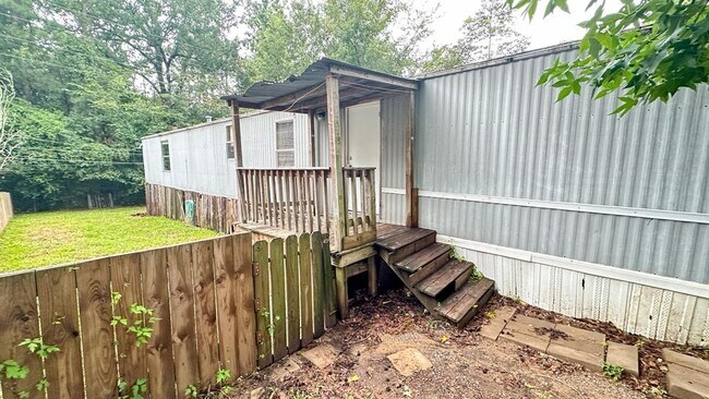 Building Photo - 14431 W Lee Shore Dr