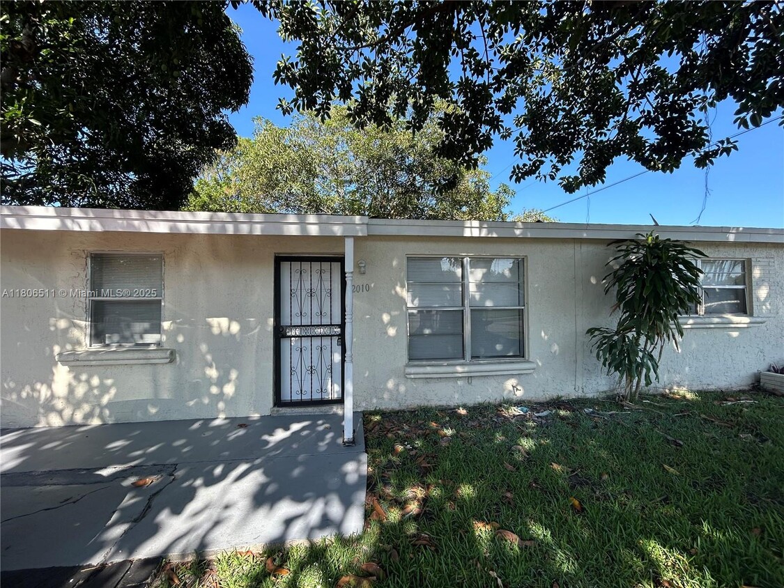 Foto principal - 2010 NW 30th Ave