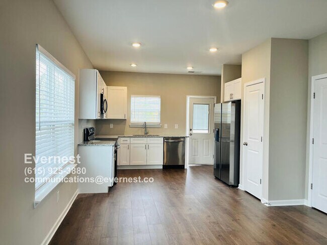 Foto del edificio - Modern 2BR Townhome with Prime Access and ...