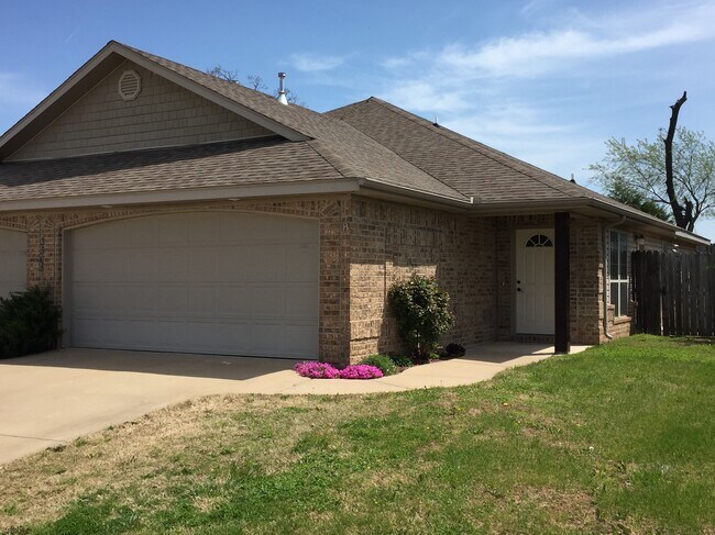 Building Photo - 3505 N Robin Ct #B