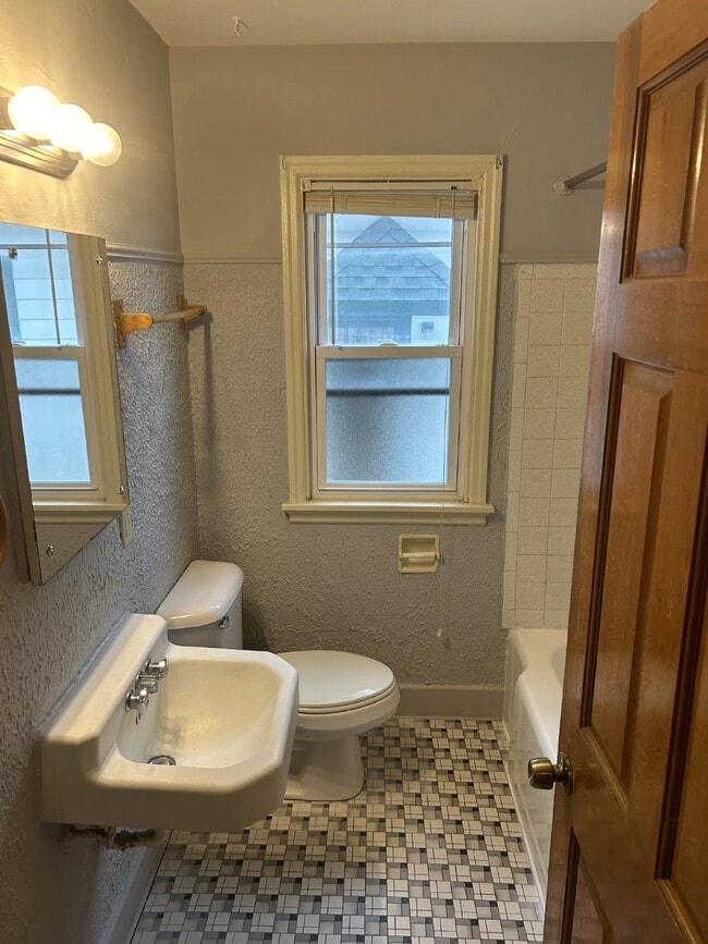 Foto del edificio - 2-Bedroom Duplex for Rent in Milwaukee