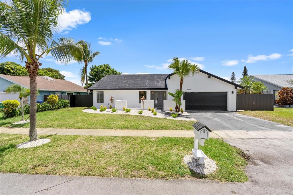 Foto principal - 4920 NW 83rd Ter