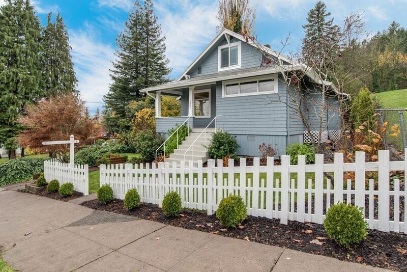 Primary Photo - 1321 NW Drake Way