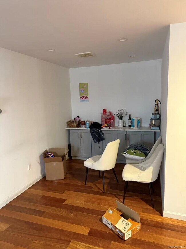 Foto del edificio - 62-54 Dry Harbor Rd