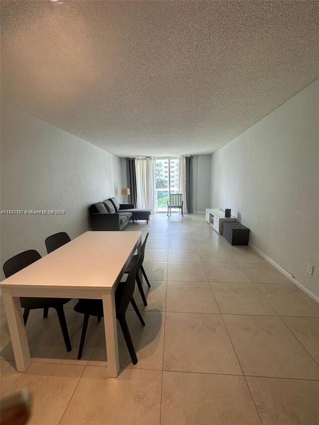 Foto principal - 19380 Collins Ave