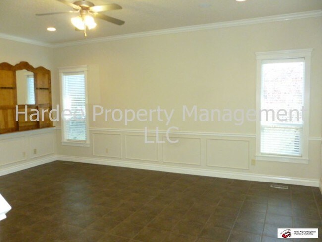 Building Photo - 413 W Two Rivers Dr
