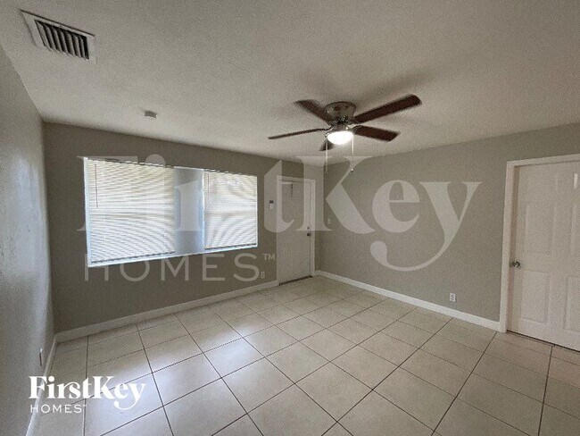Foto del edificio - 4951 SW 16th St