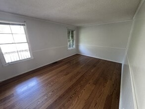 Building Photo - 704 Davis Dr