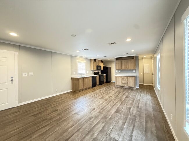 Building Photo - 131 Eloise St