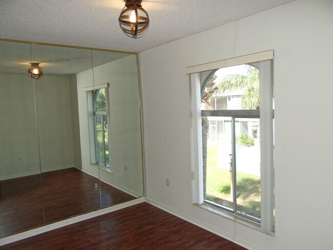 Foto del edificio - 375 114th Ave N