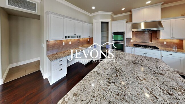 Foto del edificio - $1,000 Rent Credit - Spacious home with fully equipped kitchen, private backyard, 3-car garage, a...