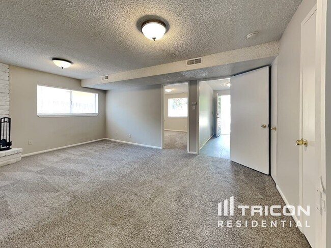 Building Photo - 1270 Kings Row