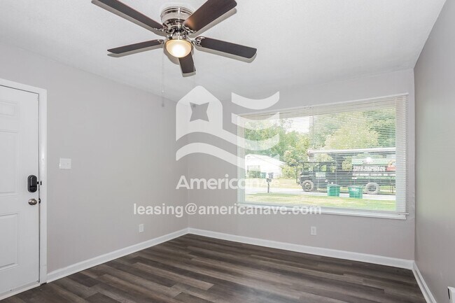 Foto del edificio - 715 Schroder Ave NE