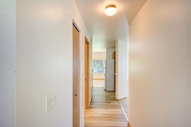 Building Photo - For Lease Edmonds - 900 Sq. Ft Two o One/B...