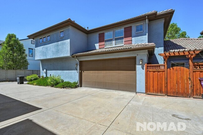 Building Photo - Charming 2BR Townhome in Denver's Central ...