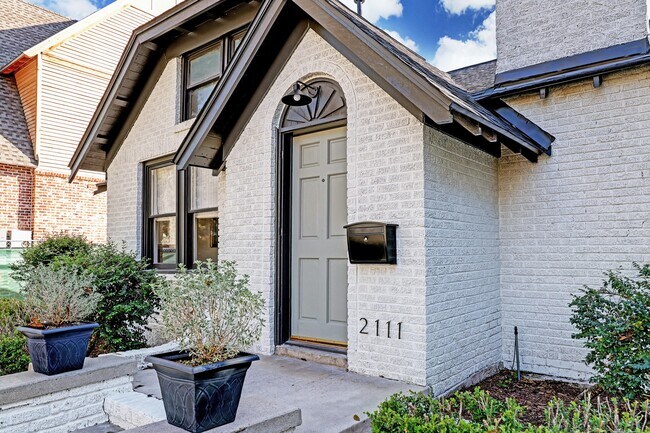 Foto del edificio - 2111 Bartlett St