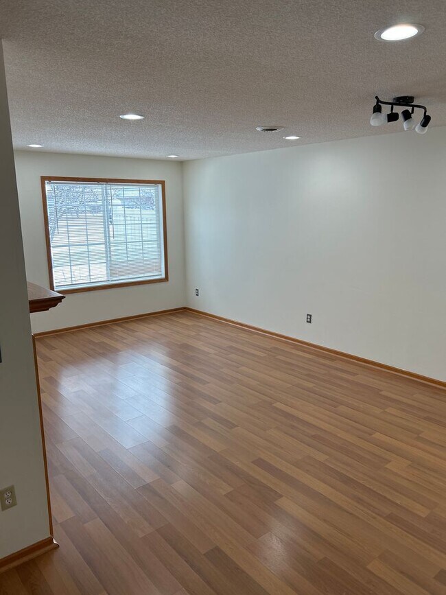 Foto del edificio - 9326 Inland Ln N