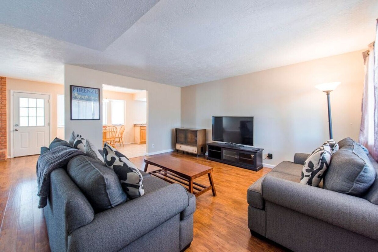 Foto principal - Three Bedroom Two Bath NE Heights