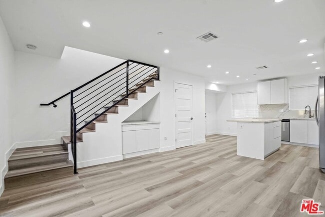 Building Photo - 2125 S Rimpau Blvd