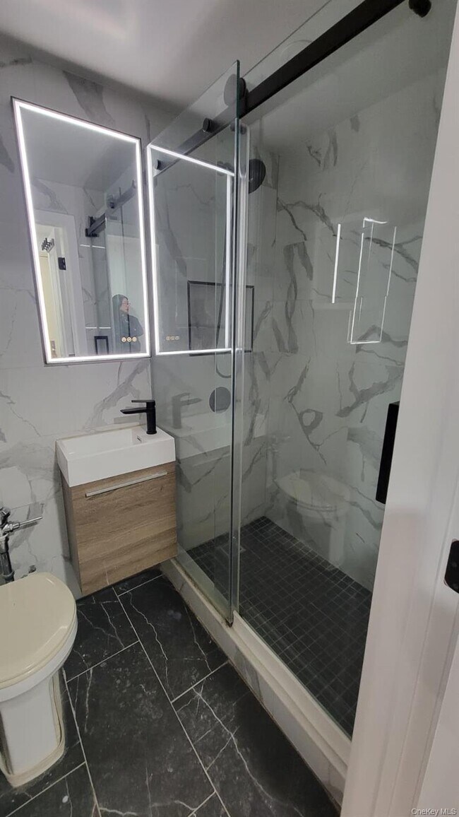 Foto del edificio - 60-24 Wetherole St