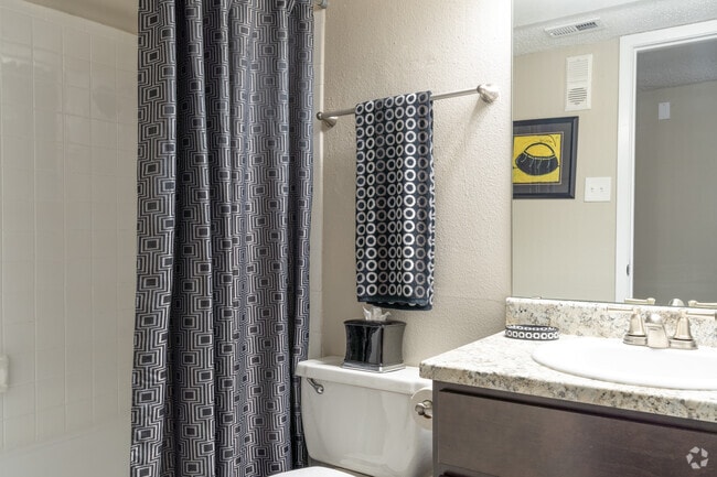Guest Bathroom, 2BR, 2BA - 880SF - Dover Pointe