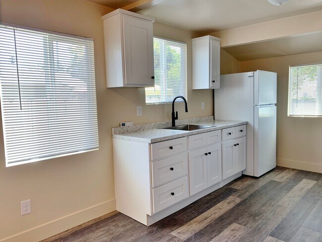 Building Photo - 2 Bedroom Home in Hollister