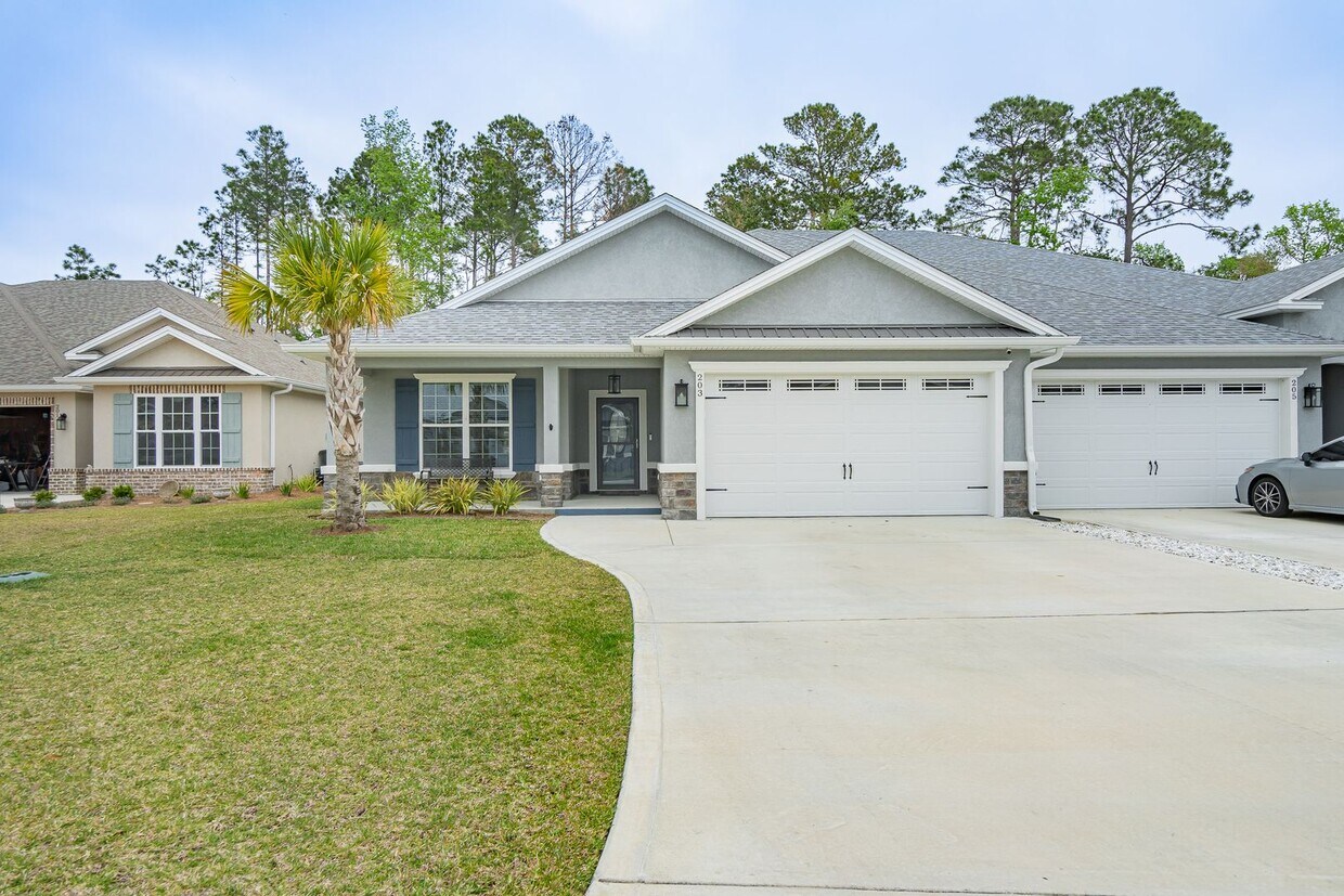 Primary Photo - Practically brand new 3/2 w/ pool access!