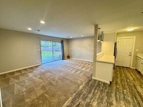 Building Photo - 435 SW Devon Ln