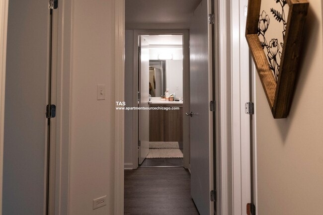 Foto del edificio - Massive Condo Quality 2 Bed / 2.5 Bath Duplex Down in Wrigleyville!