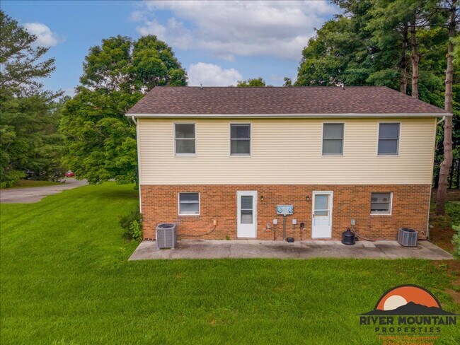 Foto del edificio - Recently Updated Home Near Virginia Tech