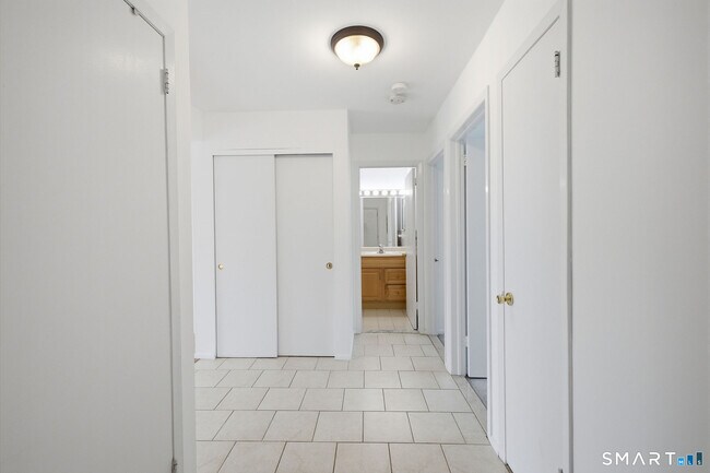 Foto del edificio - 255 Strawberry Hill Ave