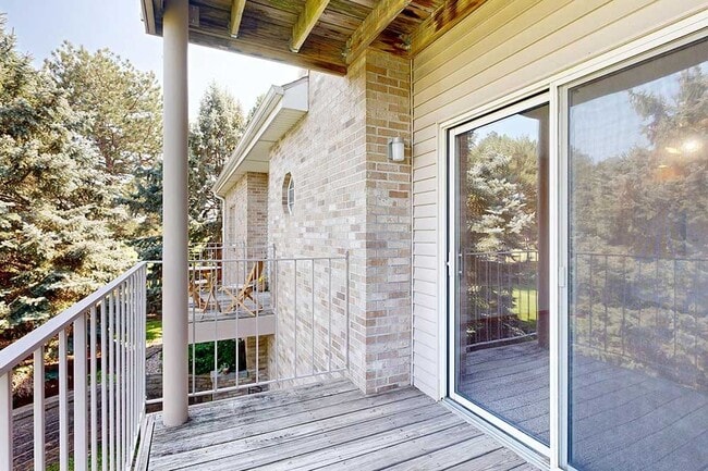 Los balcones cubiertos ofrecen cómodos espacios al aire libre para relajarse mientras disfruta de las tranquilas vistas de la vegetación circundante. - Skyline View